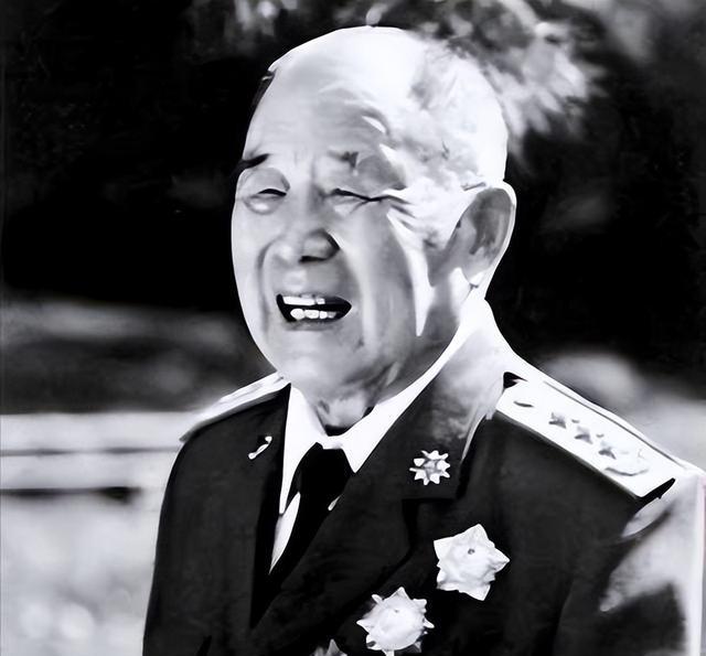 1974年的一天，纪登奎与李先念秘密找到李德生谈话，表示，按规矩，我们的职位没资