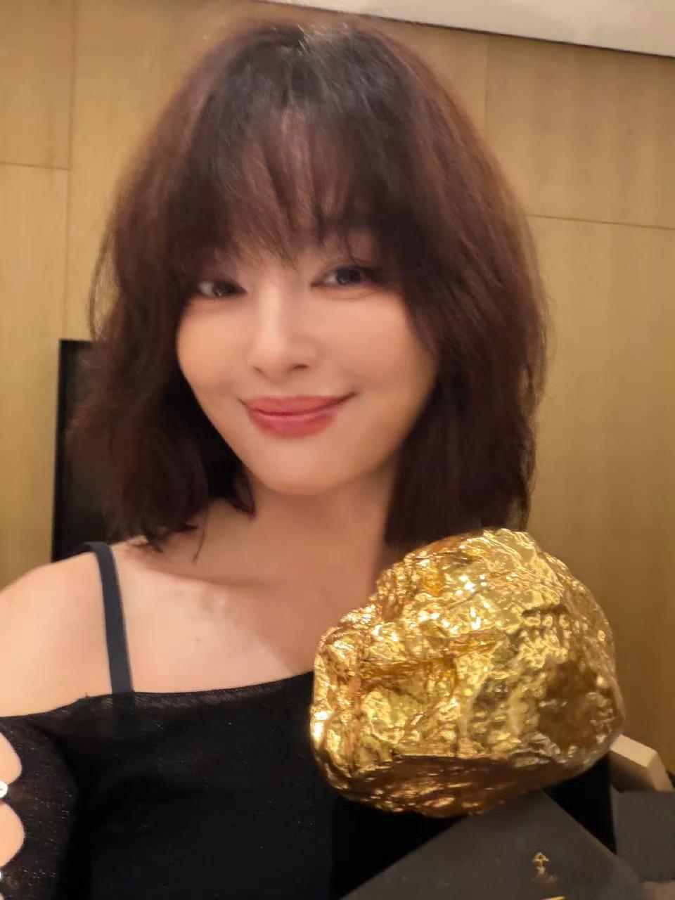 辛芷蕾李宇春倪妮高叶三火一水李宇春辛芷蕾高叶倪妮合照谁懂啊三个火象抓一个水象中和