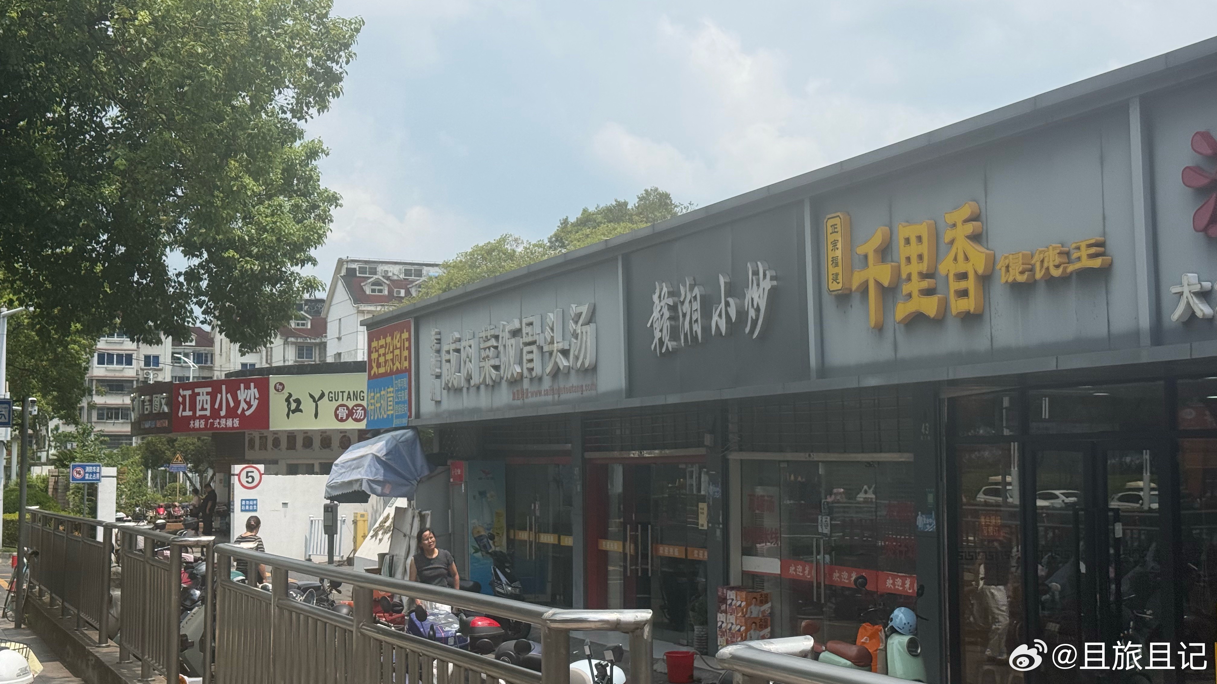 中午吃饭的餐馆就在车安亭汽车站的外面。 上海·安亭汽车站