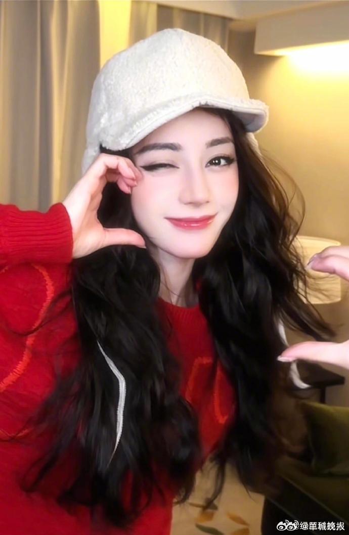 【新年就是要喜庆洋洋】一件红毛衣增添不少春节喜庆。哪位女星的红色毛衣让你一眼种草