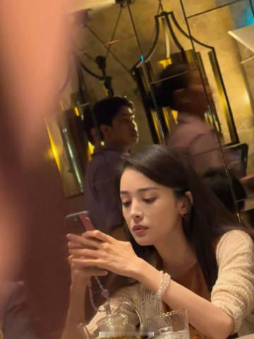 娜扎素颜被偶遇娜扎泰国吃饭被偶遇 有网友晒出泰国偶遇娜扎吃饭的照片，妈呀哪来的素