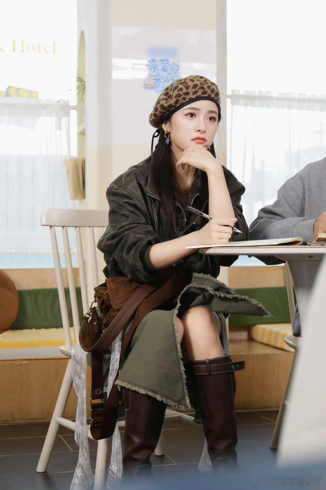 沈月徐志胜你俩上课状态过于微醺了亲爱的客栈 铺床小课堂秒变互怼现场，太欢乐了 