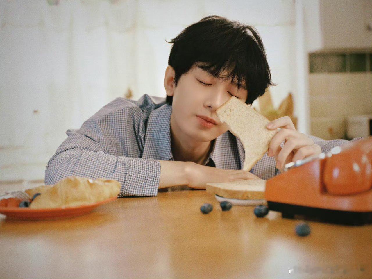 成毅两京十五日cy成毅朱瞻基我正开着灯玩手机，忽然觉得周围都暗了下来，原来是手机