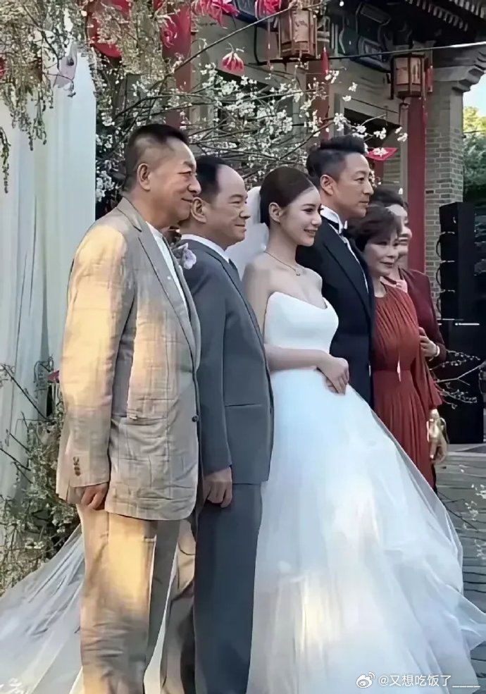 汪则翰儿子婚礼着装引关注，西装褶皱显随意，细节欠妥，是否单身成疑。 ​​​