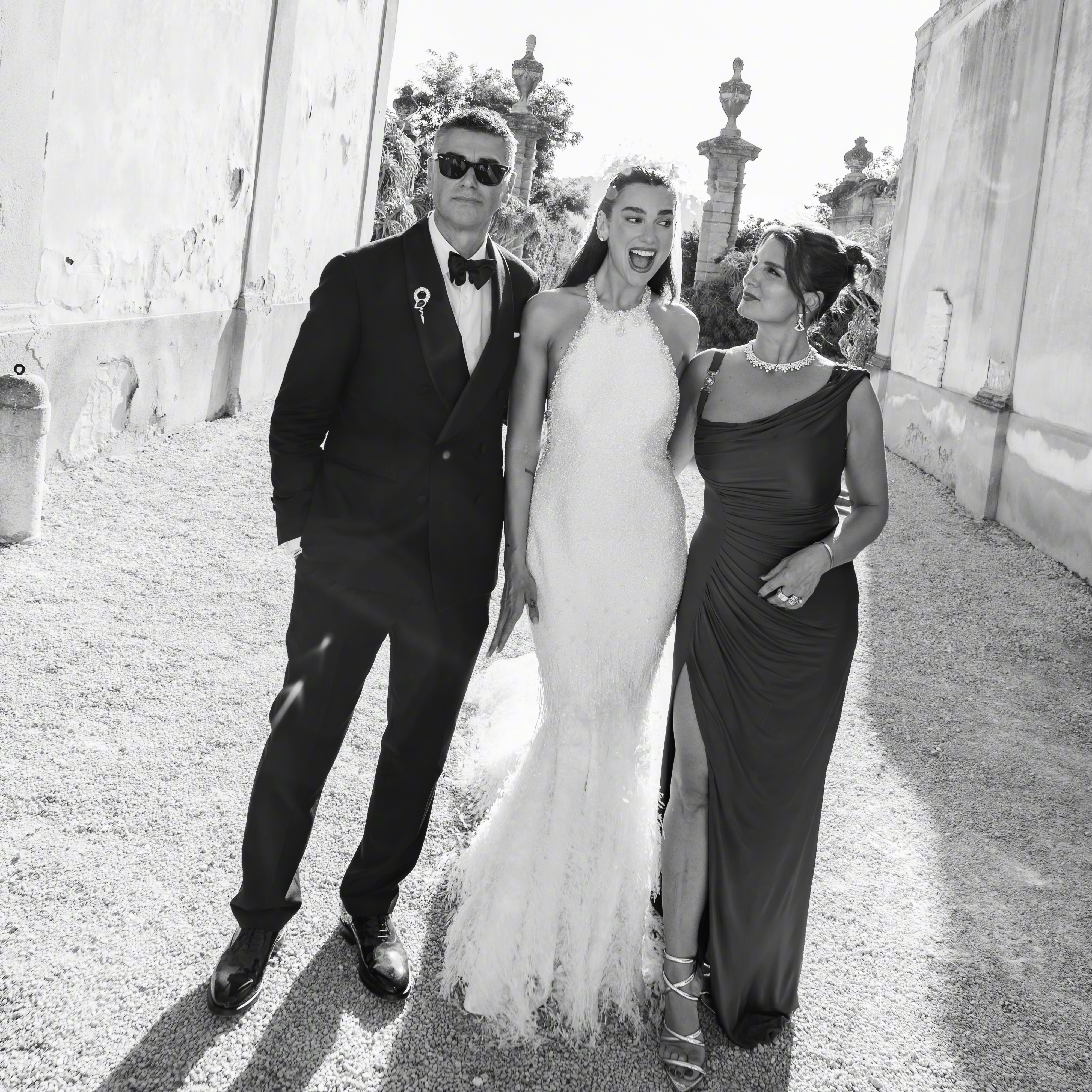 啪姐Dua Lipa 的爸爸有又享了女儿婚礼的很多照片。很喜欢卡哥Callum 