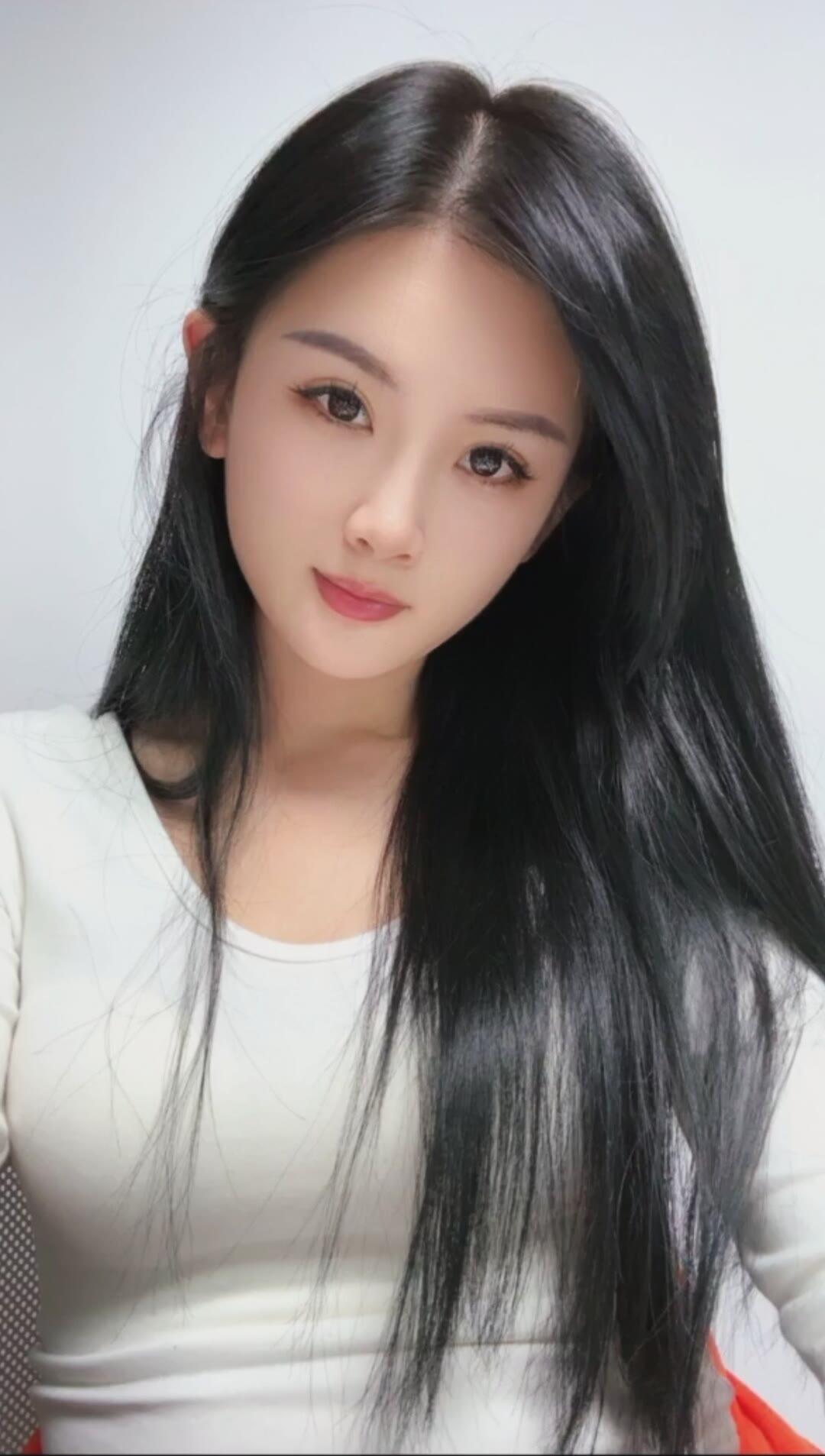 温柔甜美的黑长直，简约白色上衣，清新自然！💖💖💖