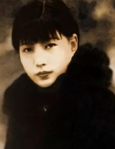 1937年，孟小冬去看望闺蜜姚玉兰，夜里与她同床而睡。谁料，闺蜜趁她睡熟溜出去，