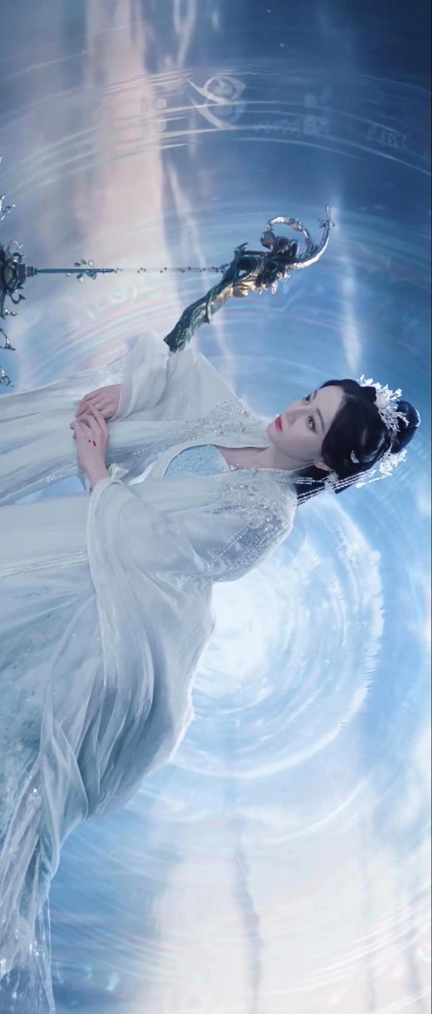 最近这部剧火了，我彻底迷上迪丽热巴了，她简直美到极致！提着小灯的她仙气四溢，一袭