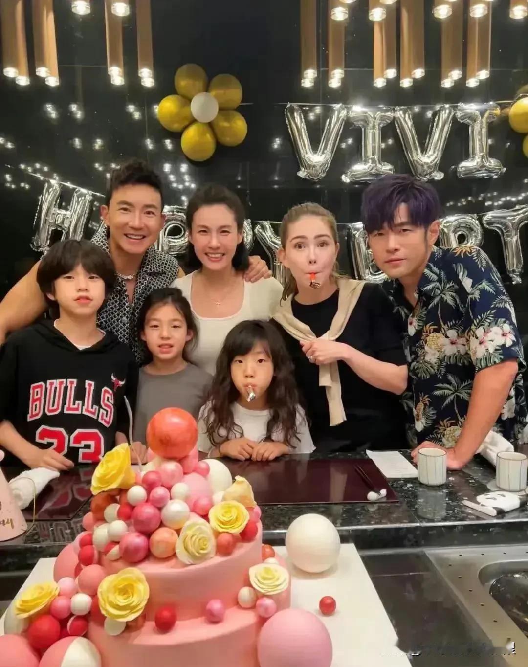 周杰伦昆凌为刘耕宏老婆庆生，泡芙依旧可爱