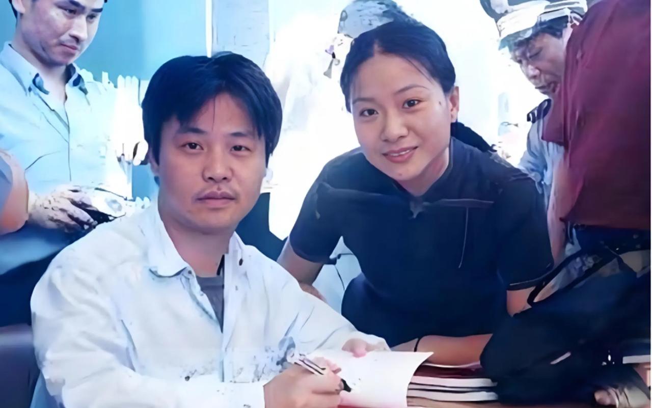 我们低估了余华新作《卢克明的偷偷一笑》。
他写的故事，就发生在我们身边，甚至就是
