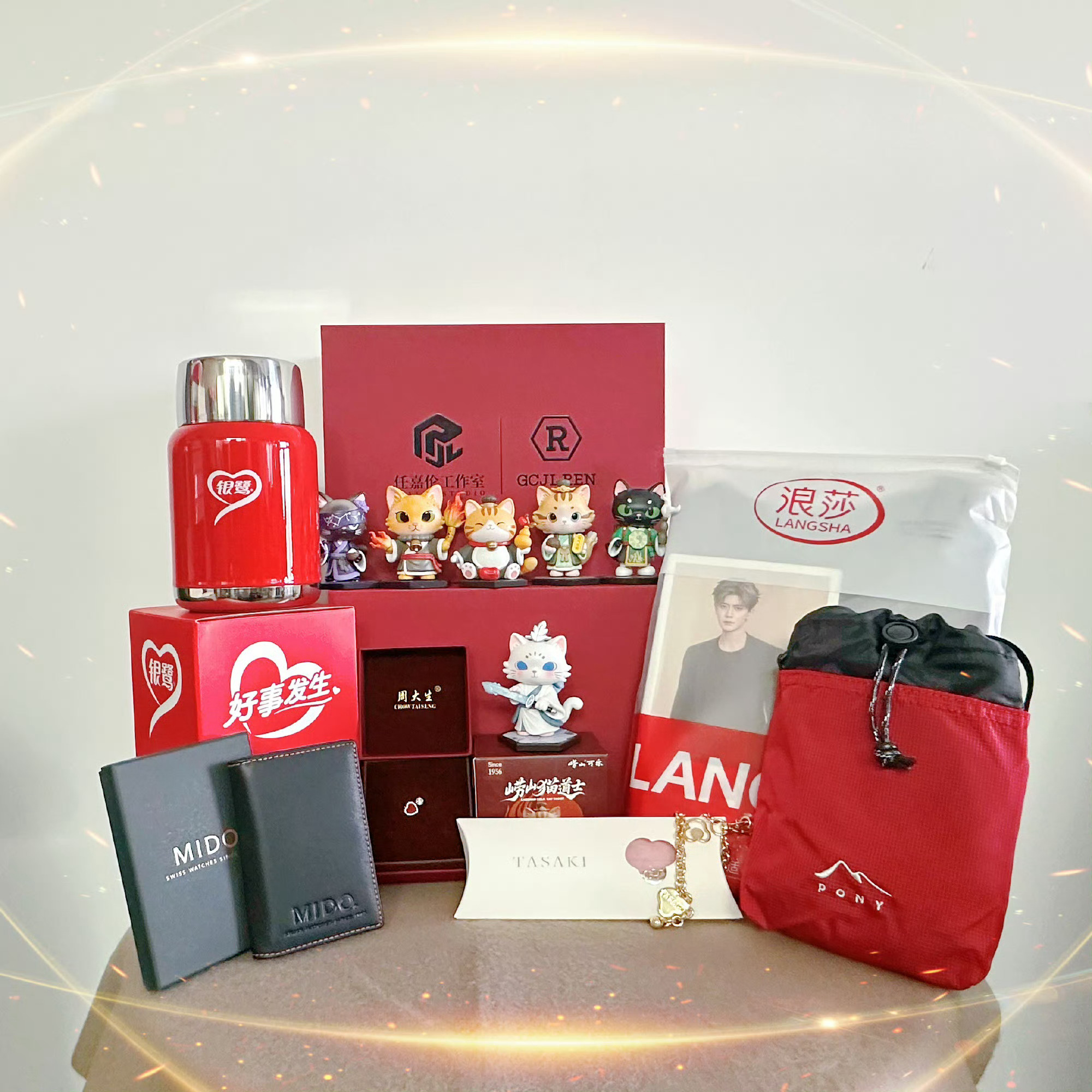 任嘉伦新年礼盒好实用居然还有周大生爱心耳钉了解粉丝的喜好，完全是暖男来的！ 