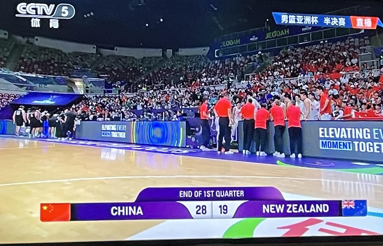 男篮亚洲杯半决赛，第一节赢了9分，打得真不错。主教练郭士强也很大胆，12人大轮换