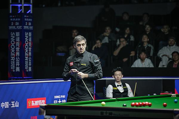 奥沙利文帮吴宜泽复盘比赛
 
21日下午，在2026斯诺克世界公开赛第一场半决赛