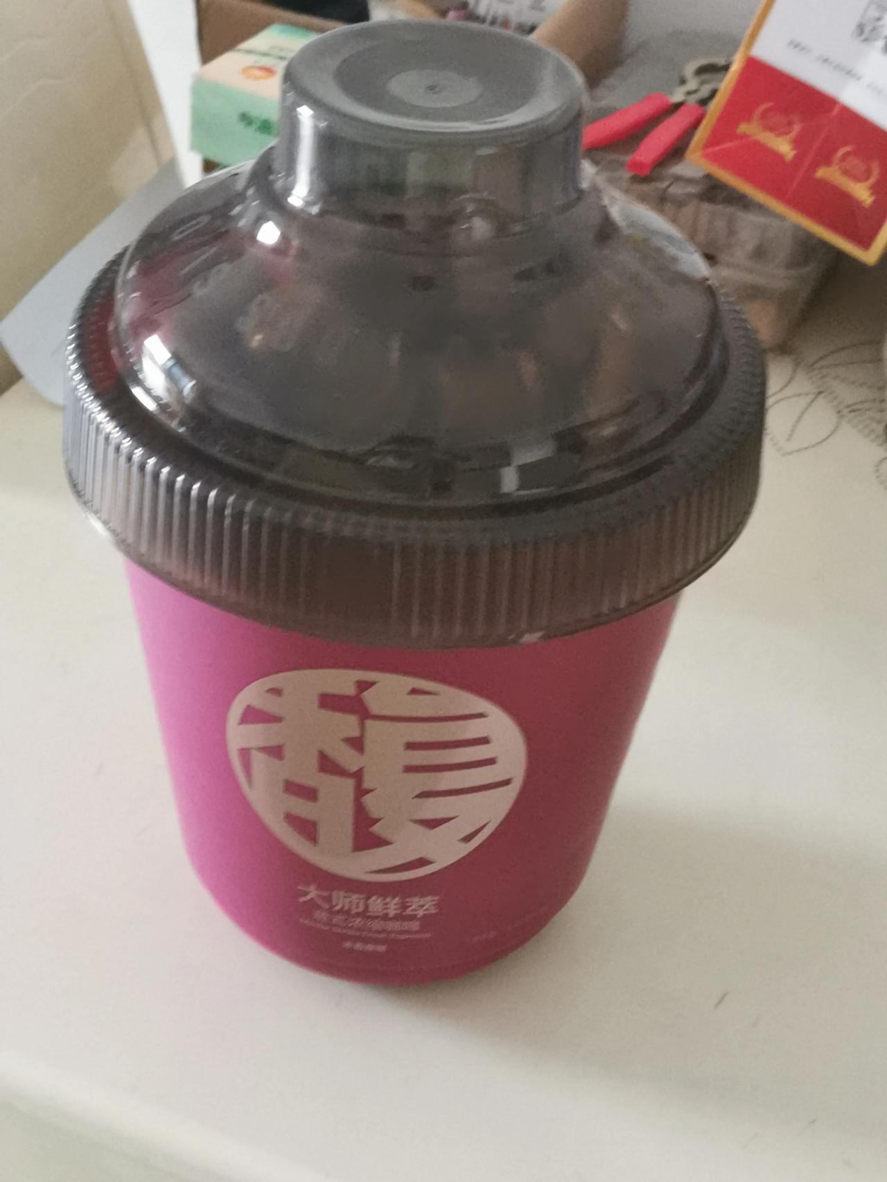 夏日续命饮料
一大桶50颗的黑咖啡
一盒子的蓝莓原浆护眼