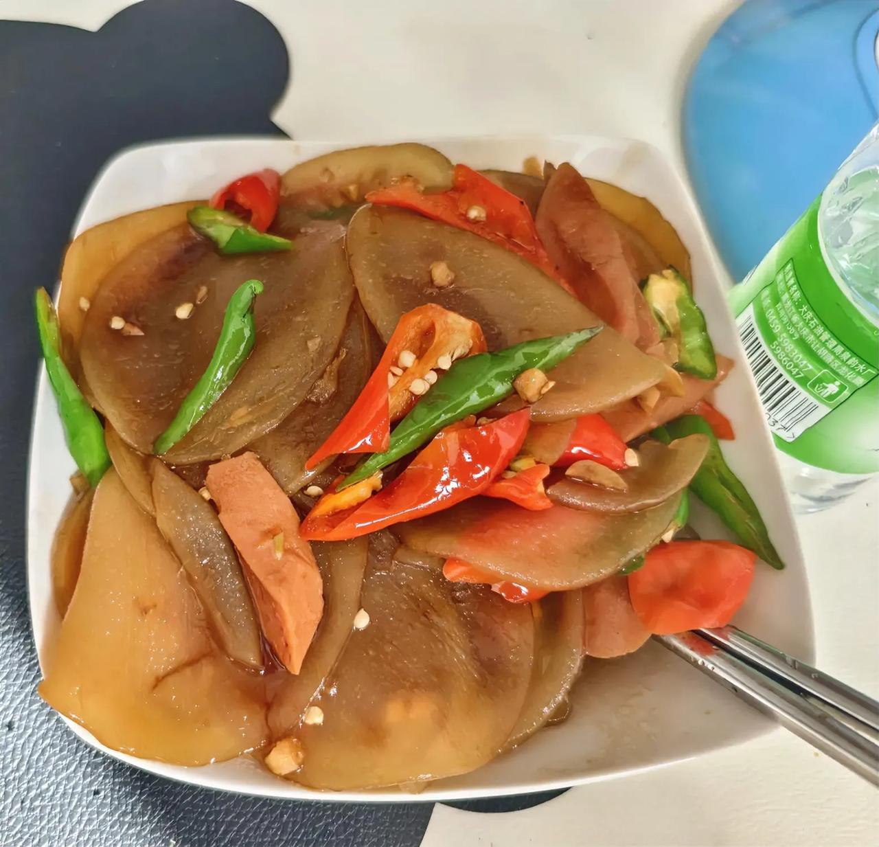  
大庆的气温有点低，但是我做饭的热情很高！中午做了一个山药粉皮，挺筋道，很美味