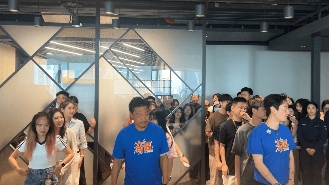 东北人连饭撒都格外瓷实叫你们扫楼没叫你们演小品哈哈哈哈哈 ​​​