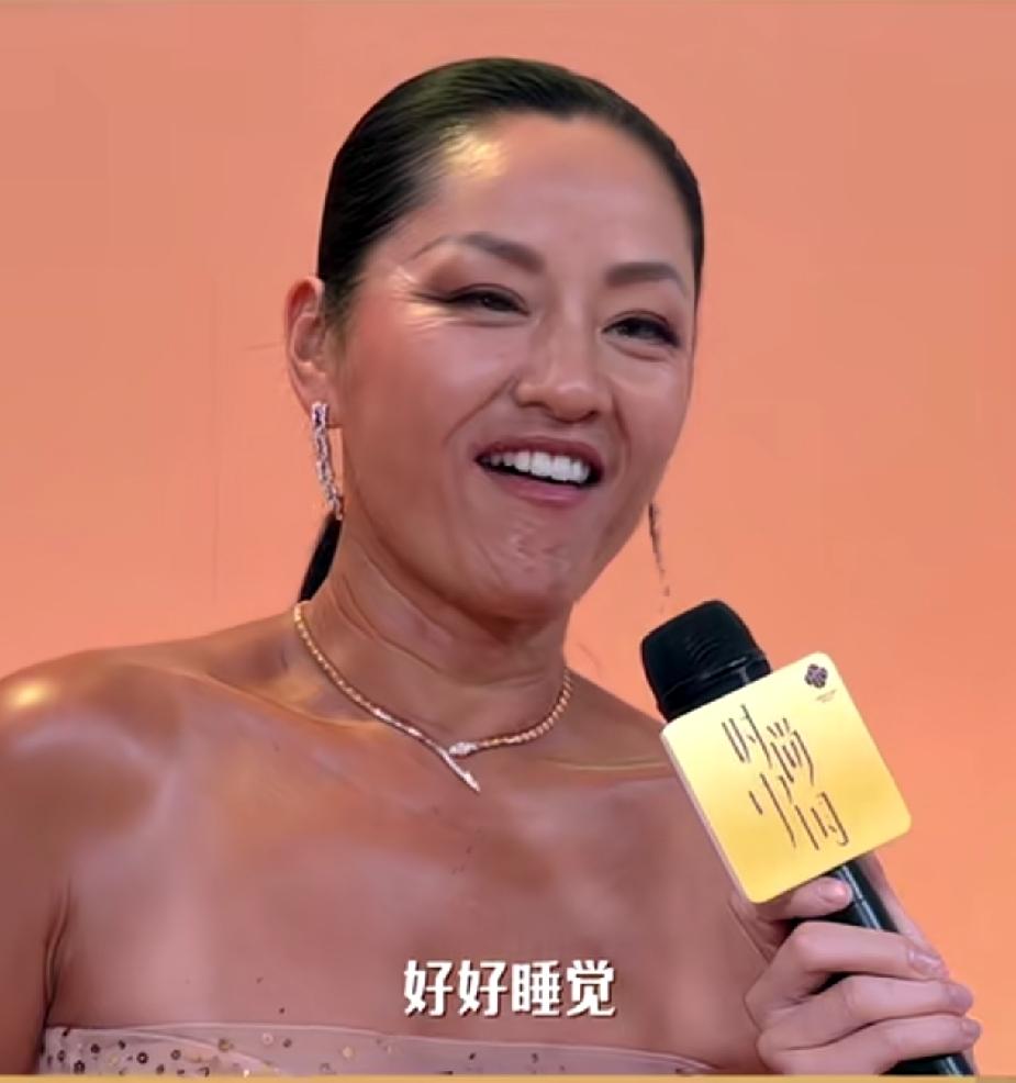 55岁的瞿颖脸蛋看着年轻，脖子上的皱纹太深了，肤色虽然很黑，但是看着很健康。