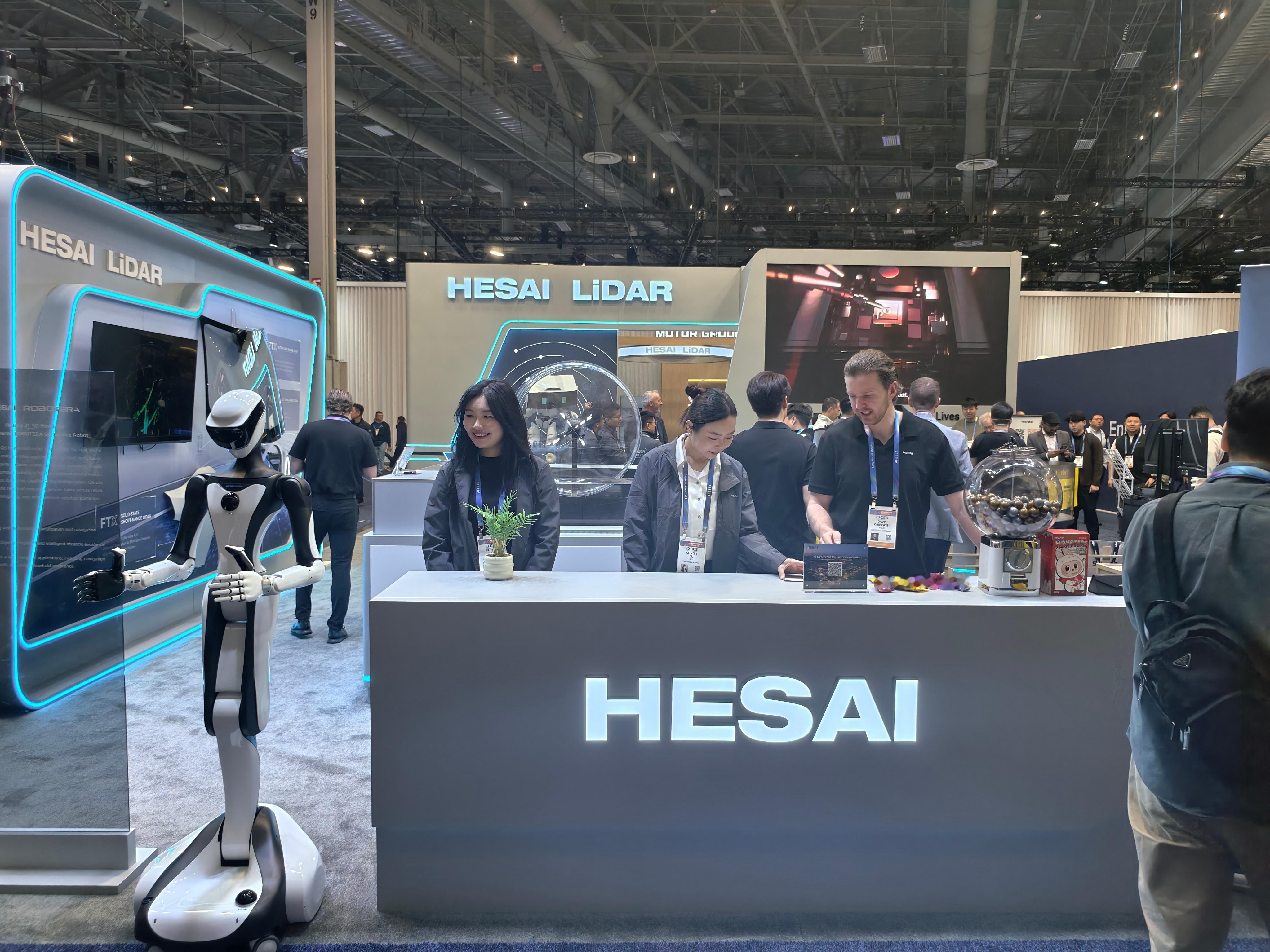 禾赛的展台车都没放，但是把一个特别大的展位给了维他的机器狗大头。我和聊起，他说都