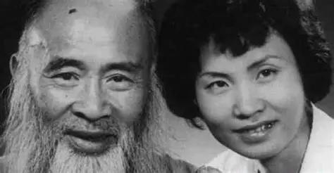 1943年，张大千刚刚结束在敦煌长达近三年的临摹壮举，带着两百余件壁画粉本回到内