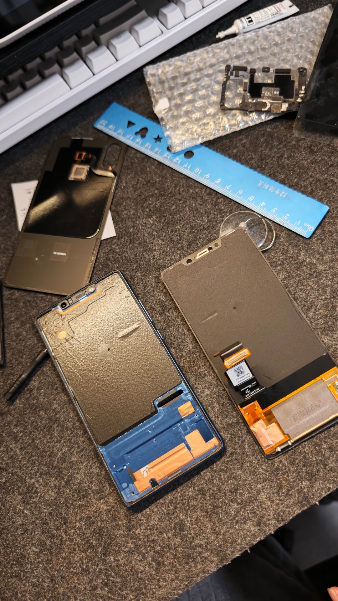 感觉修手机也不难，屏幕漏液买个屏幕，看攻略自己动手可以省一两百左右，还是旧机。不