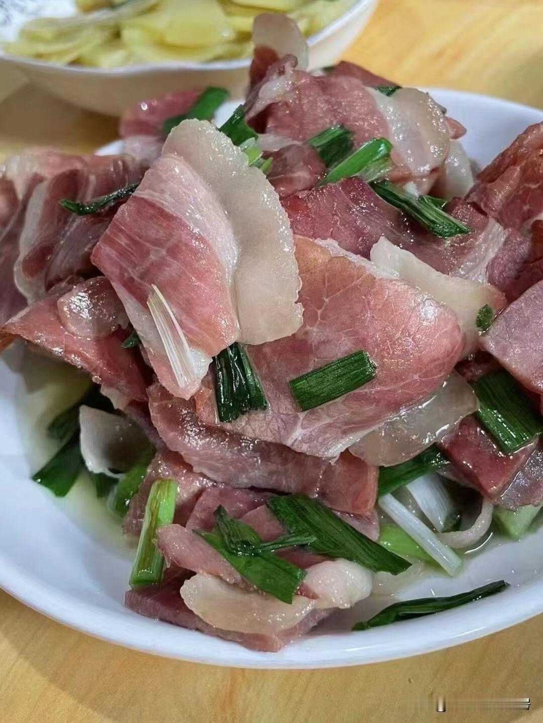 去年的腊肉炒出来能不能吃，得看保存情况。要是保存得好，放两三年都没问题。

比如