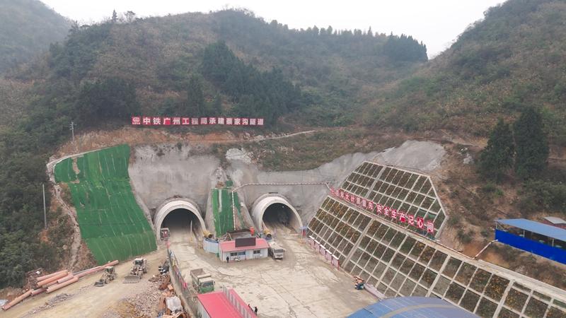 贵州仁怀：蔡家沟隧道实现双幅贯通