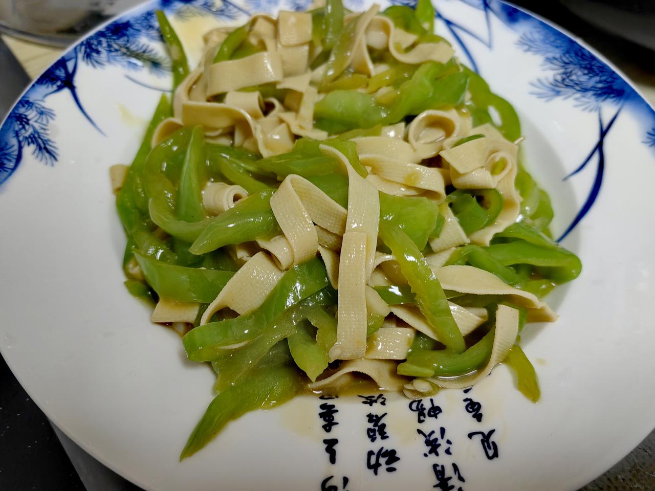 午餐，尖椒百叶。
回到北京，顾不得肩背胳膊窜疼，老朱也得当煮夫。
