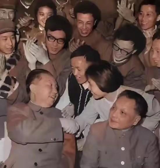 拨乱反正、恢复高考、改革开放……
这一系列的举措，才有我们今天的幸福生活。