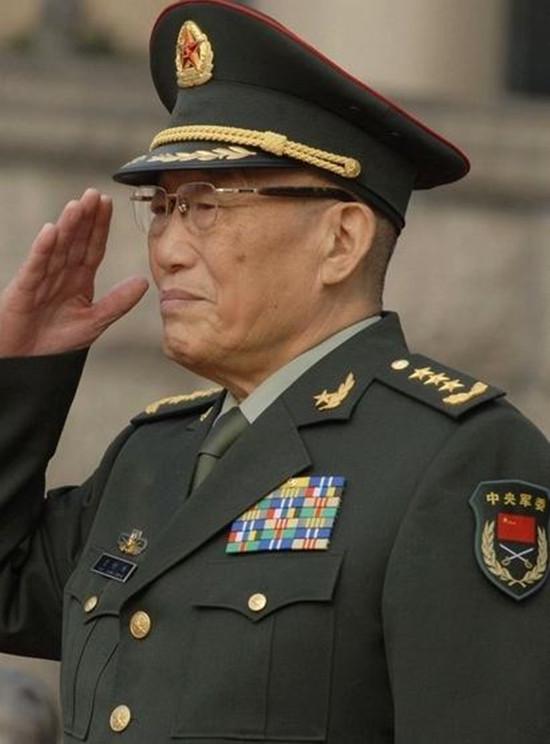 一脸威严的国防部长。