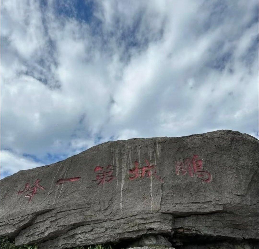 推荐指数：★★★★★
适合人群：拍照党｜登山小白｜情侣约会｜周末遛娃
关键信息：