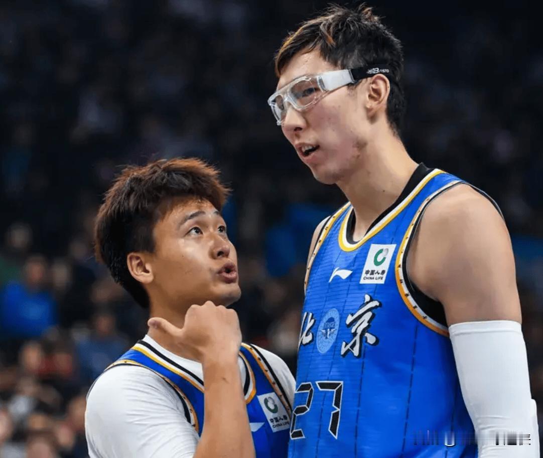 周琦调侃赵睿：我研究布伦森，回来教你打裁判？😂

周琦最近客串NBA总决赛解说
