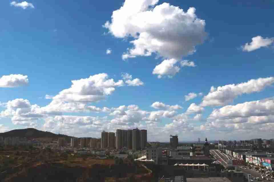 我的今日状态：😁轻松愉快
我这里的天气：🍂微风，天空中的白云