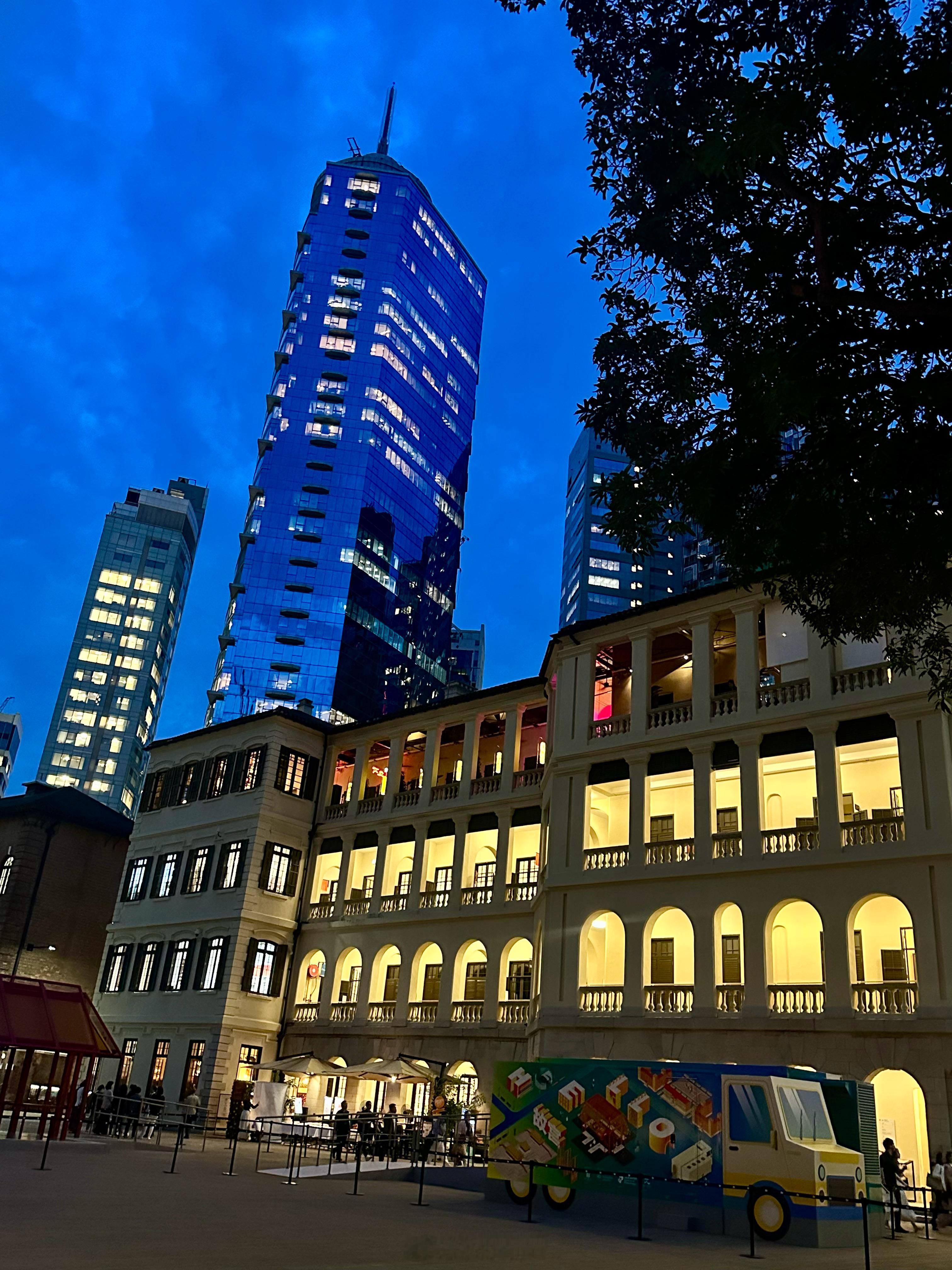 爱就是在一起吃很多很多的小蛋糕 🤗 