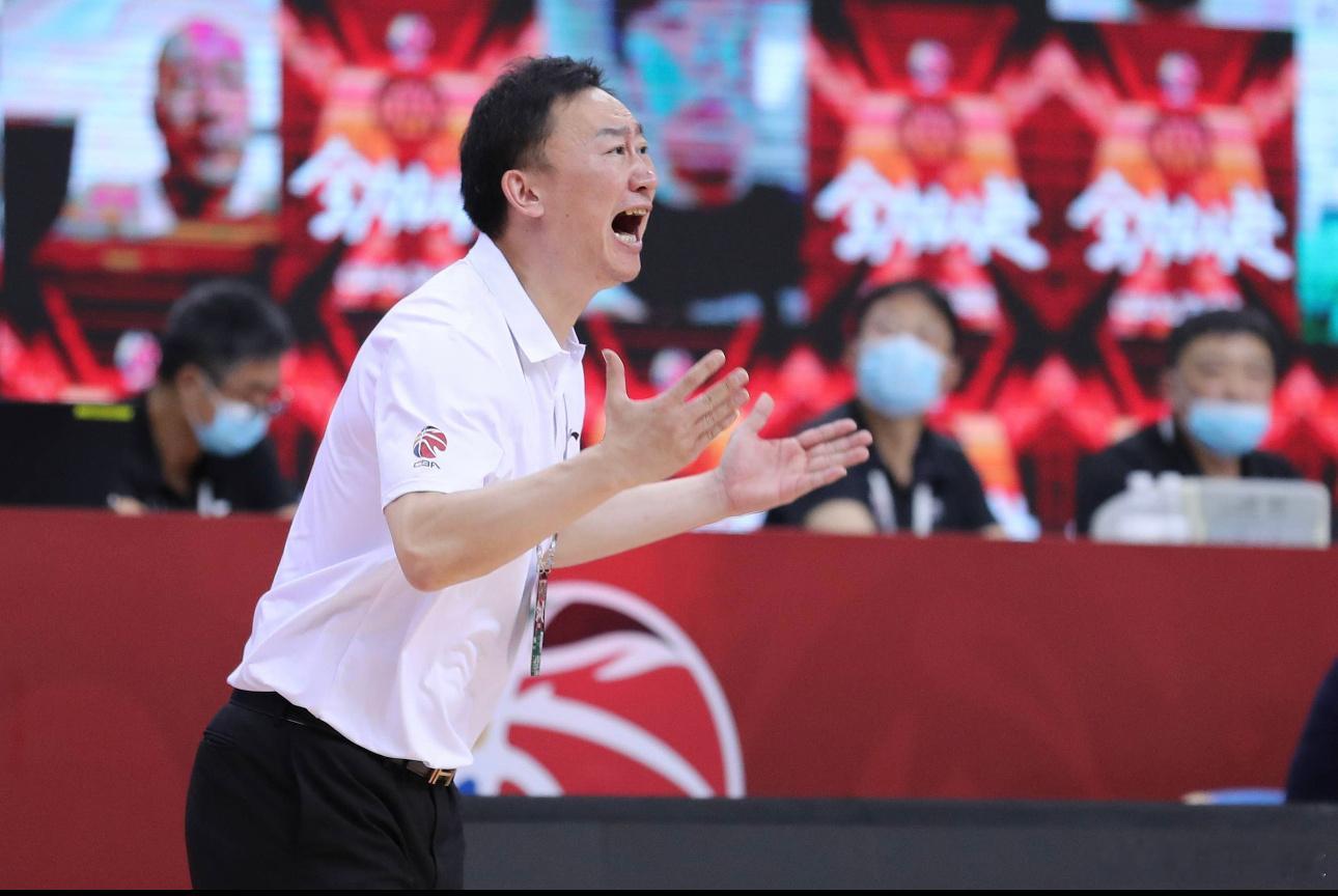 12月24日讯 CBA常规赛继续进行，青岛男篮客场97-79大胜新疆，拿到本赛季