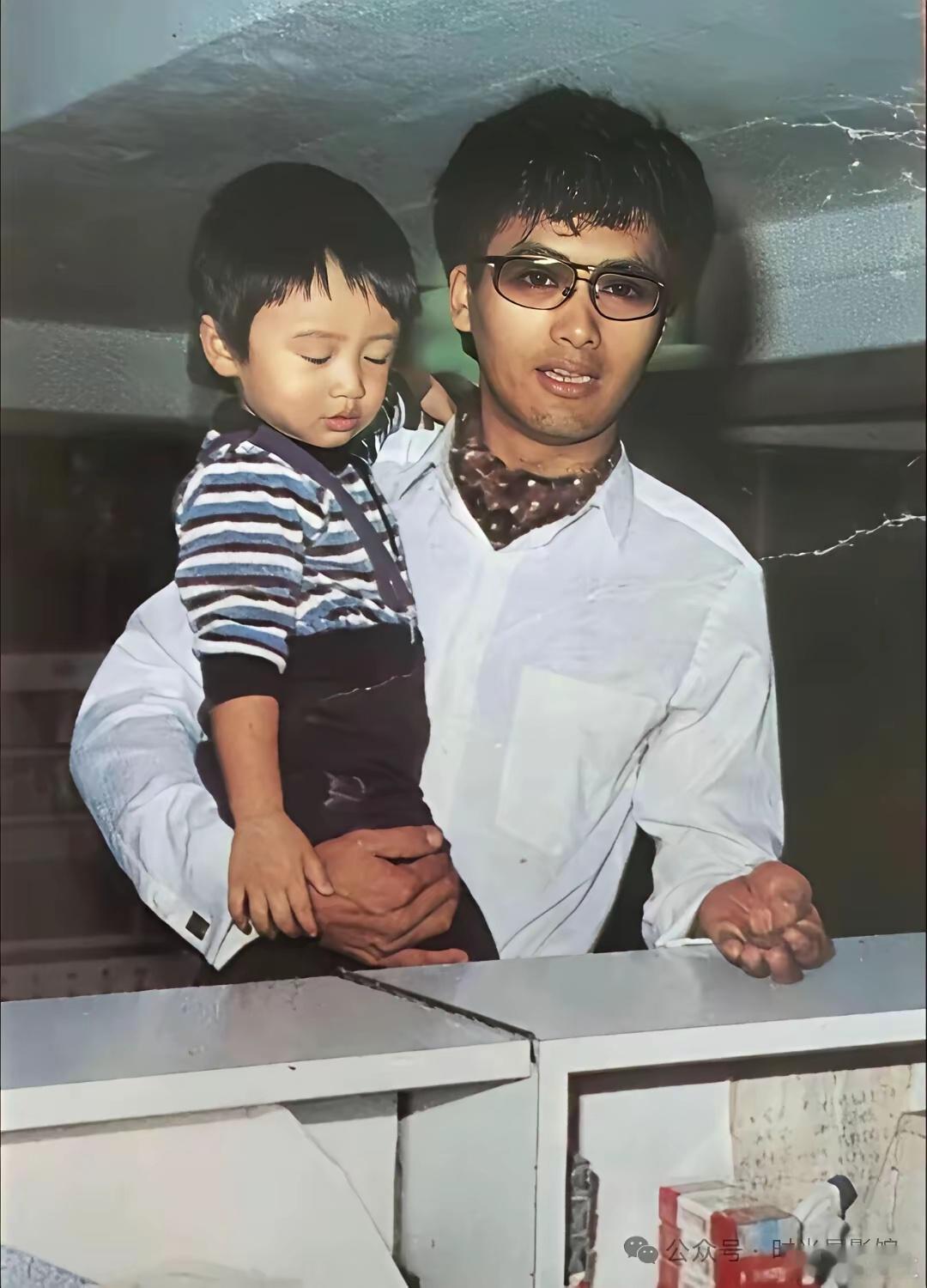 1984年，29岁周润发抱着4岁谢霆锋买汽水喝的画面