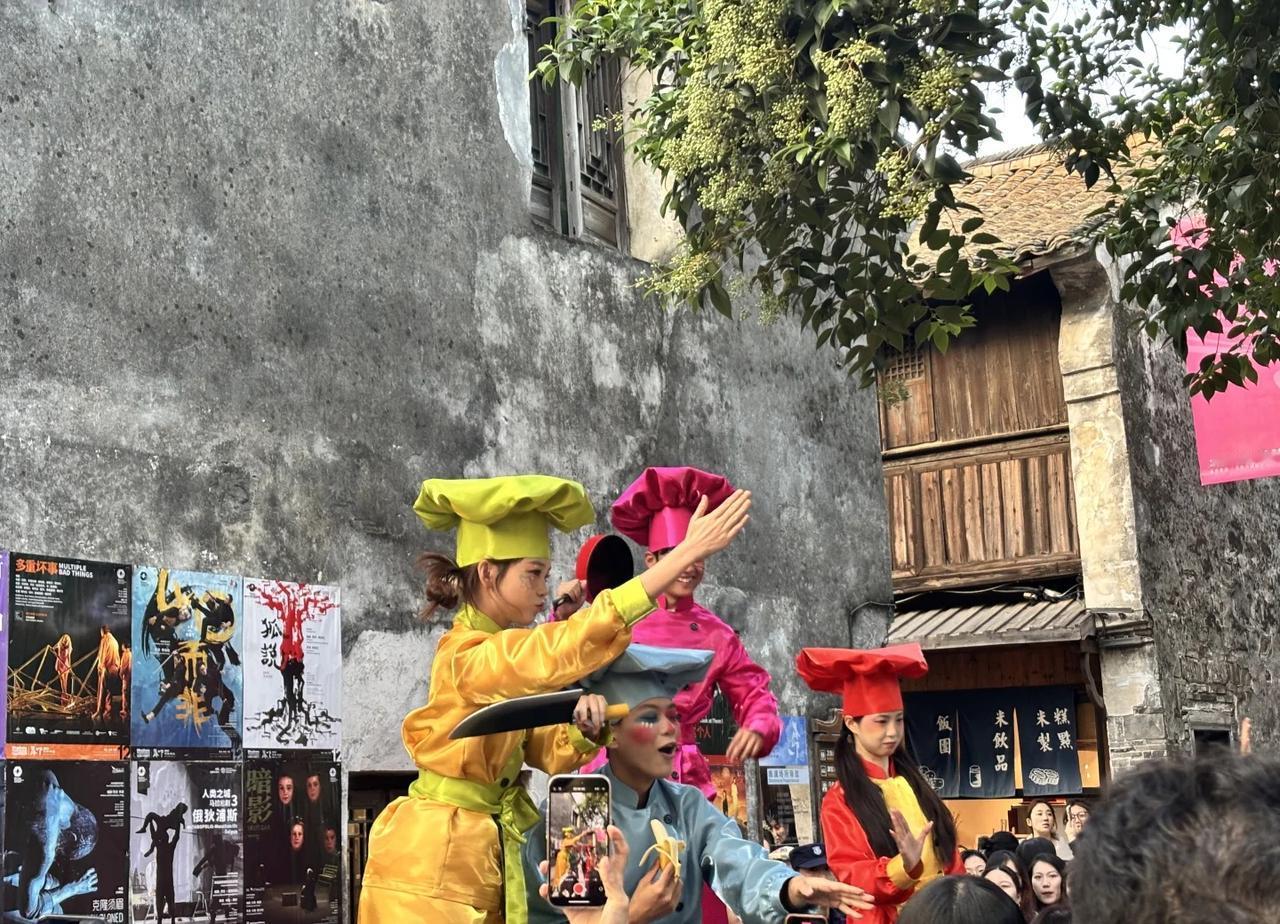 收收收！《埃菲尔铁塔上的新郎新娘》
求10.24–10.26任意场次三张票 可分
