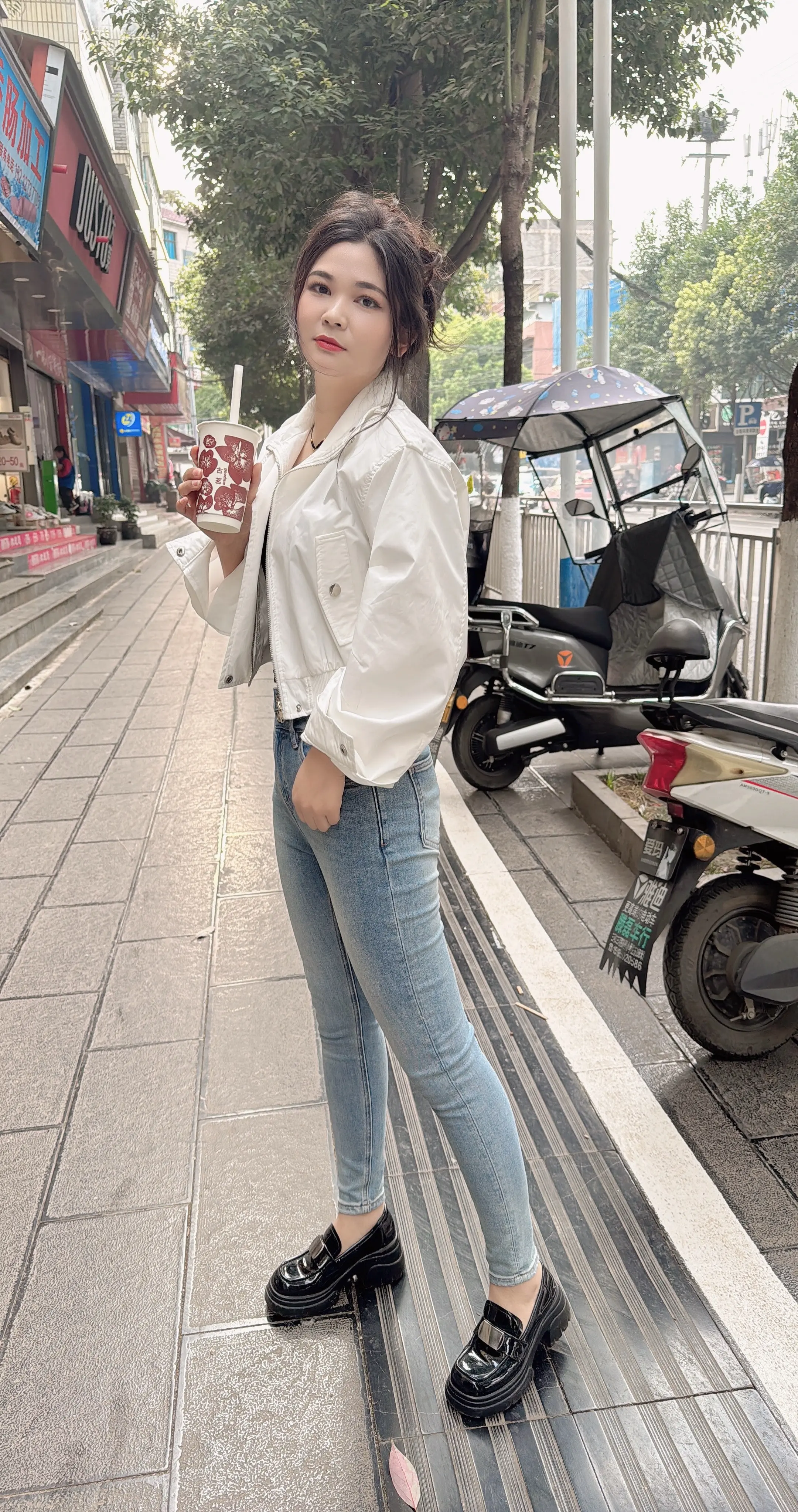 奶茶一杯快乐加倍