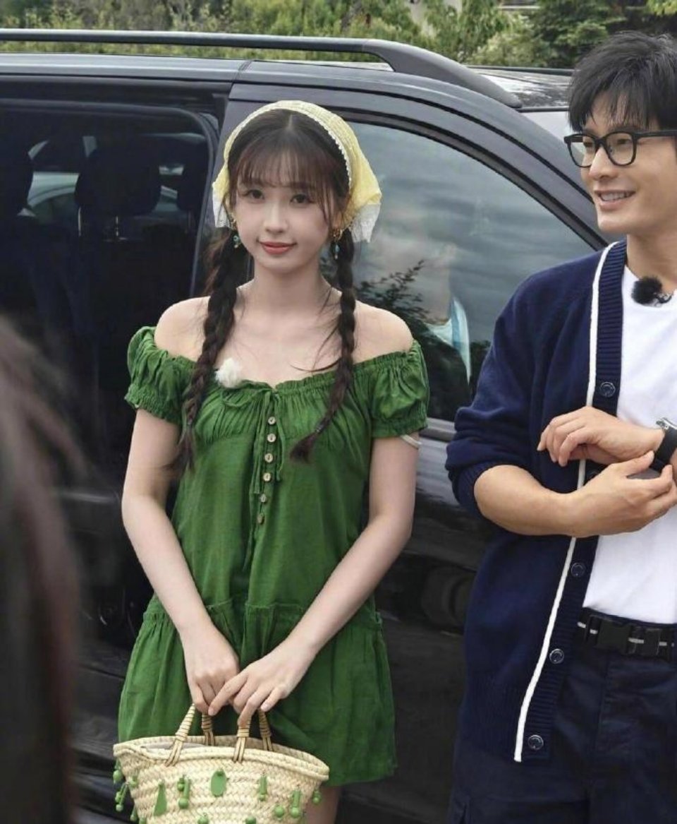 田曦薇VS虞书欣 同色系裙子你喜欢谁 ​​​