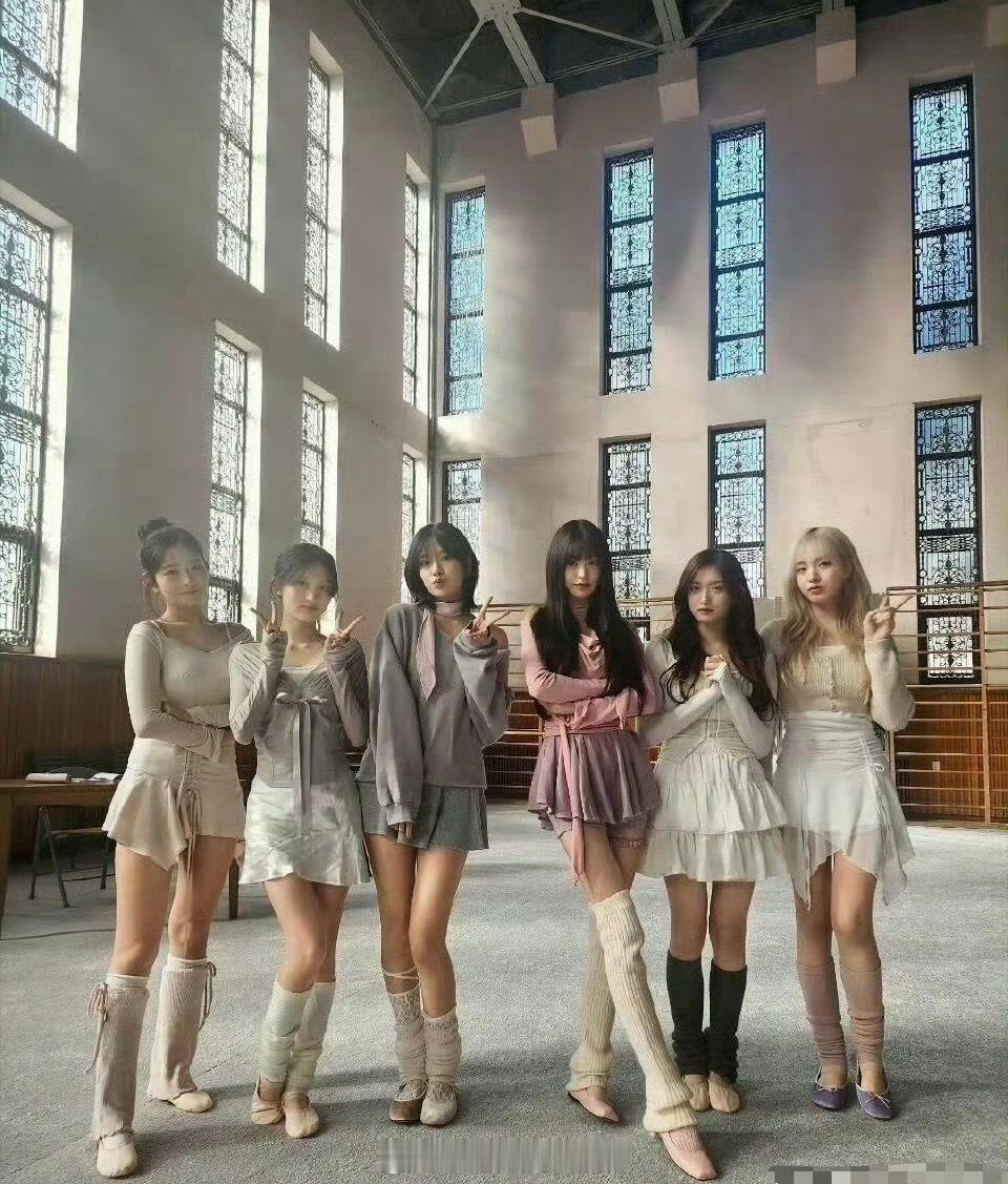 张元英因为腿长的原因，每次和别人合影这脚是恨不得伸到地球外 