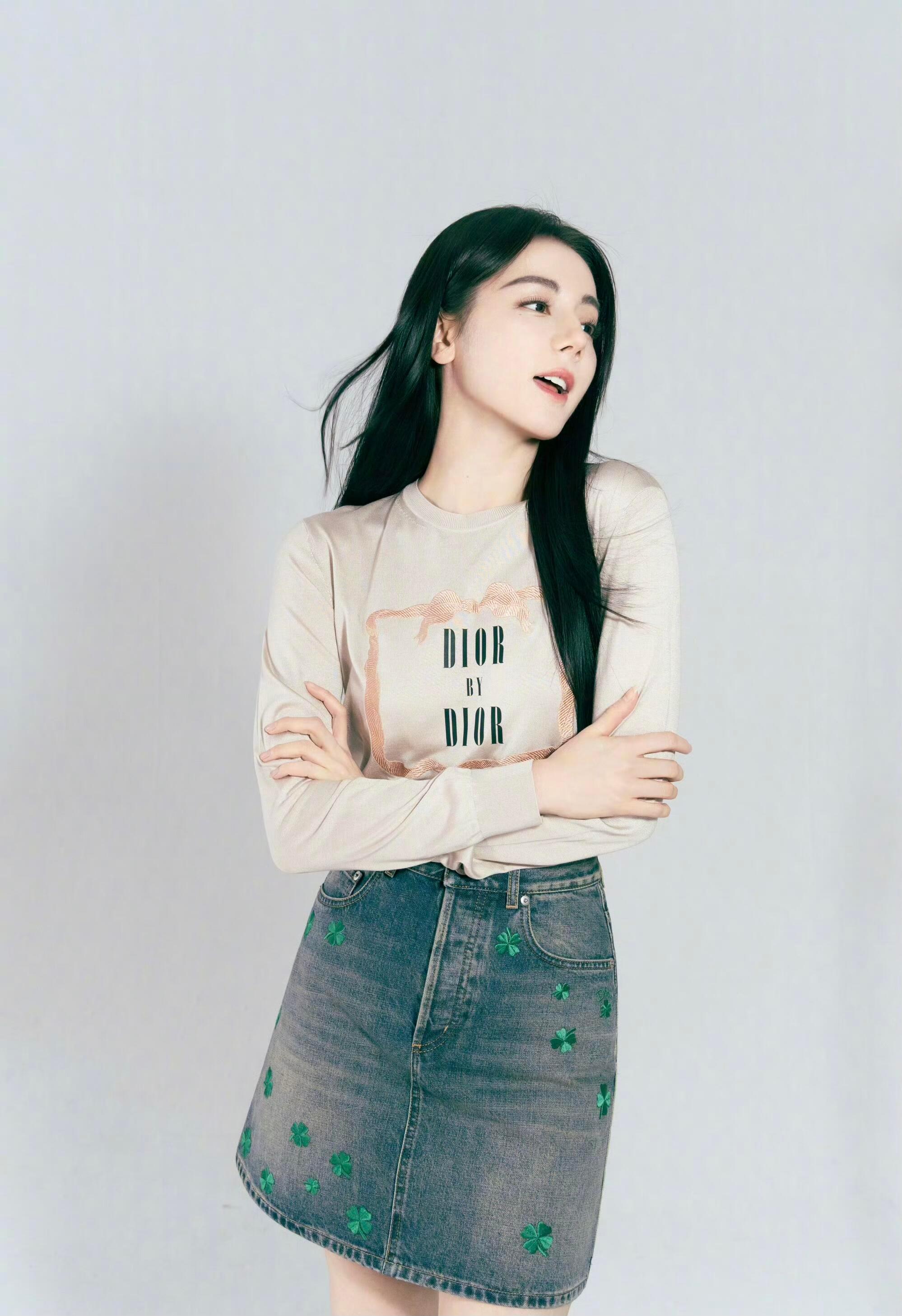 迪丽热巴最新营业黑长直的神·青春女大❗️ 