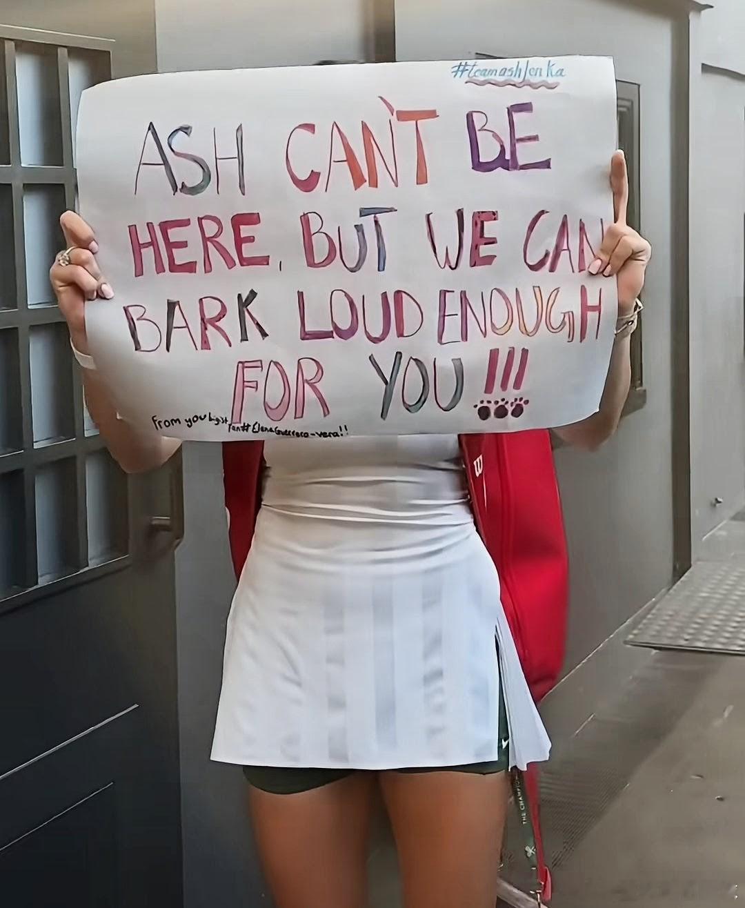 萨巴伦卡跻身温网16强“ASH（萨巴伦卡宠物犬） 不能来这里，但我们可以为你大声