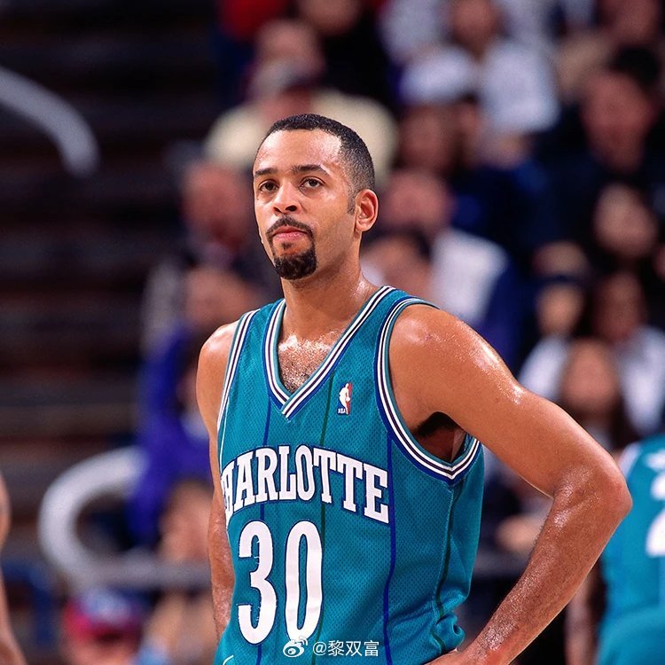 黄蜂计划在3月19日退役老库里的30号球衣，他职业生涯16赛季的10个在夏洛特度