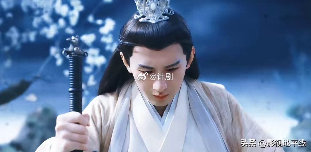 成毅，在刚上线的电影《古剑奇谭》里，客串太子长琴，很多人看到了6年前司凤风采。这