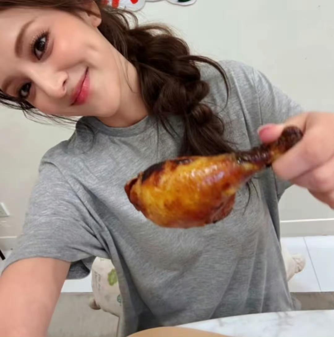 郑嘉颖妻子陈凯琳分享与三个儿子的温馨合影，画面中她活力四射、状态轻盈，宛如少女般