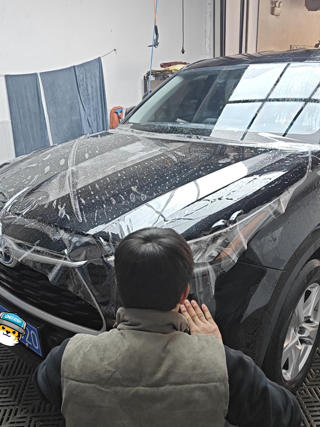 我上班的地方在离县城30公里的乡镇，中途会路过一段矿区，很多大翻斗车拉矿砂，车机