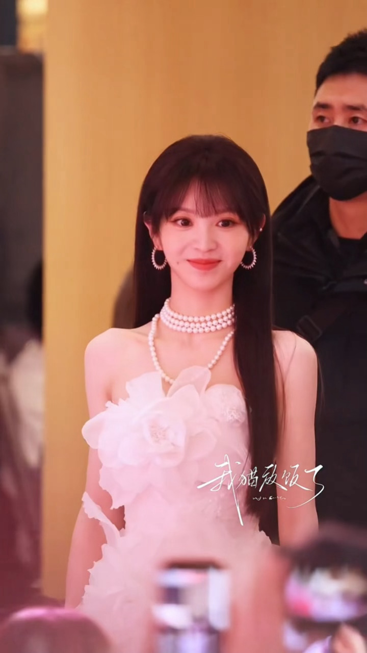 田曦薇今日线下活动丨看得出她是公主～🎀田曦薇展示腮红