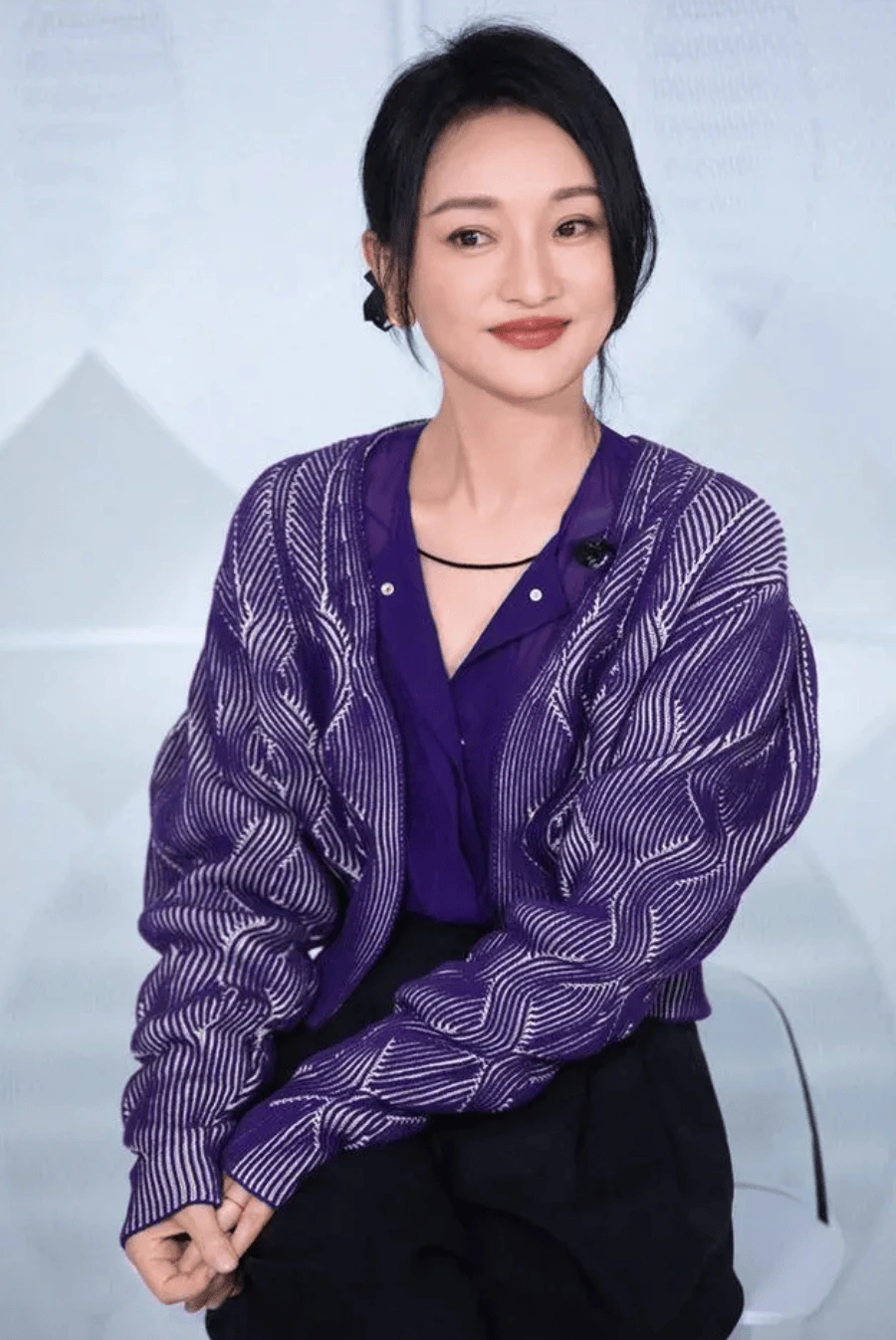 周迅的打扮，我悟了一切看脸，衣不过腰、不是适合所有人，她是矮个子，所以这样穿显高