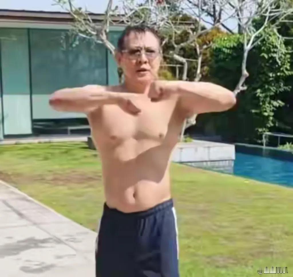 62岁的功夫巨星李连杰近日在自家豪宅游泳池中被拍到游泳，他脱掉上衣以自证清白，回