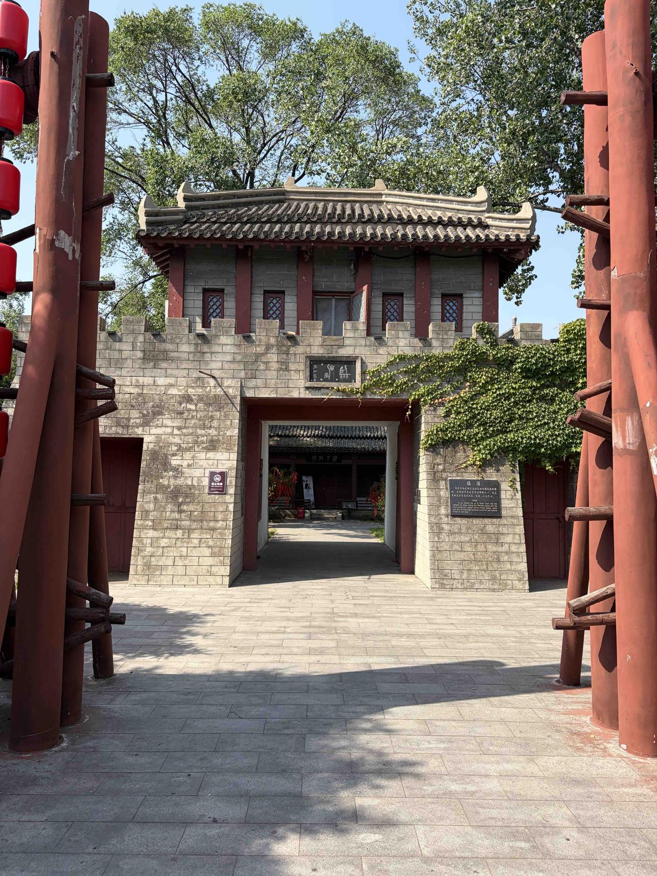 活着是维持生命，
是人生的最低标准，
而生活是在活着的基础上有着更多的精神追求，