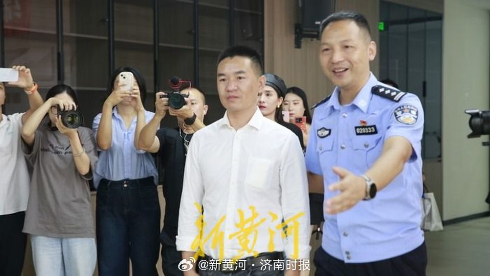 【终于团聚！#四川夫妇遗失孩子40年后终寻回#】“平儿，儿子啊！本想让你一生平平
